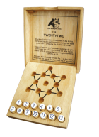 Twentytwo Zahlenpuzzle aus Holz mit sternförmigem Spielplan