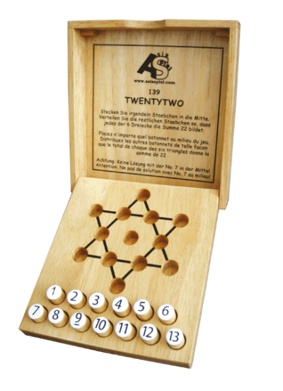 Twentytwo Zahlenpuzzle aus Holz mit sternförmigem Spielplan